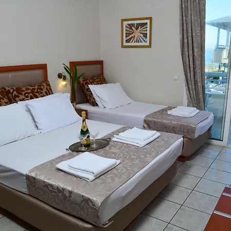 Hermes Rooms & Suites מלון דירות 3*